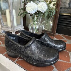 Vintage Bethanee Yuu Memory Foam Black Faux Leather Clogs Size 7 1/2